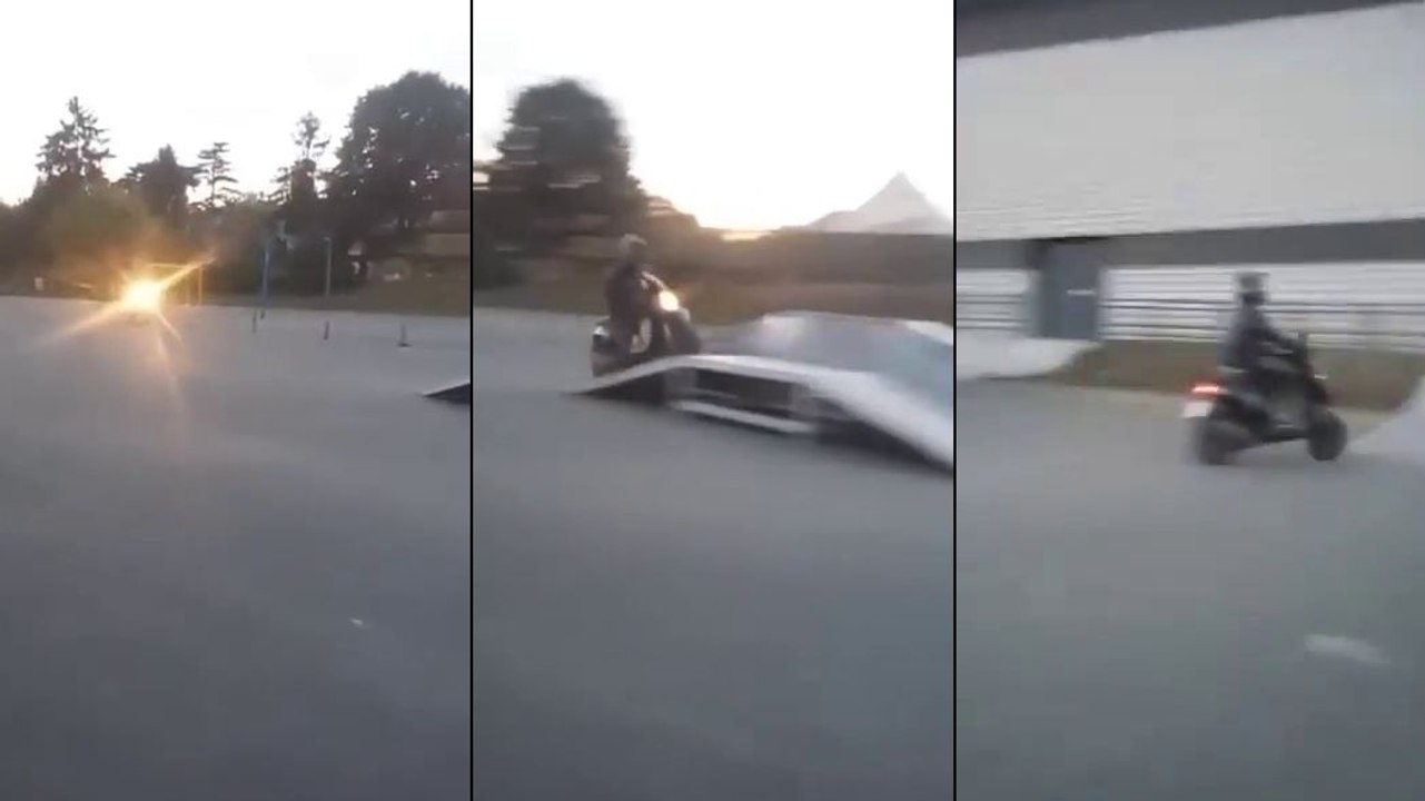 Il fait le mariole à scooter dans un skatepark.