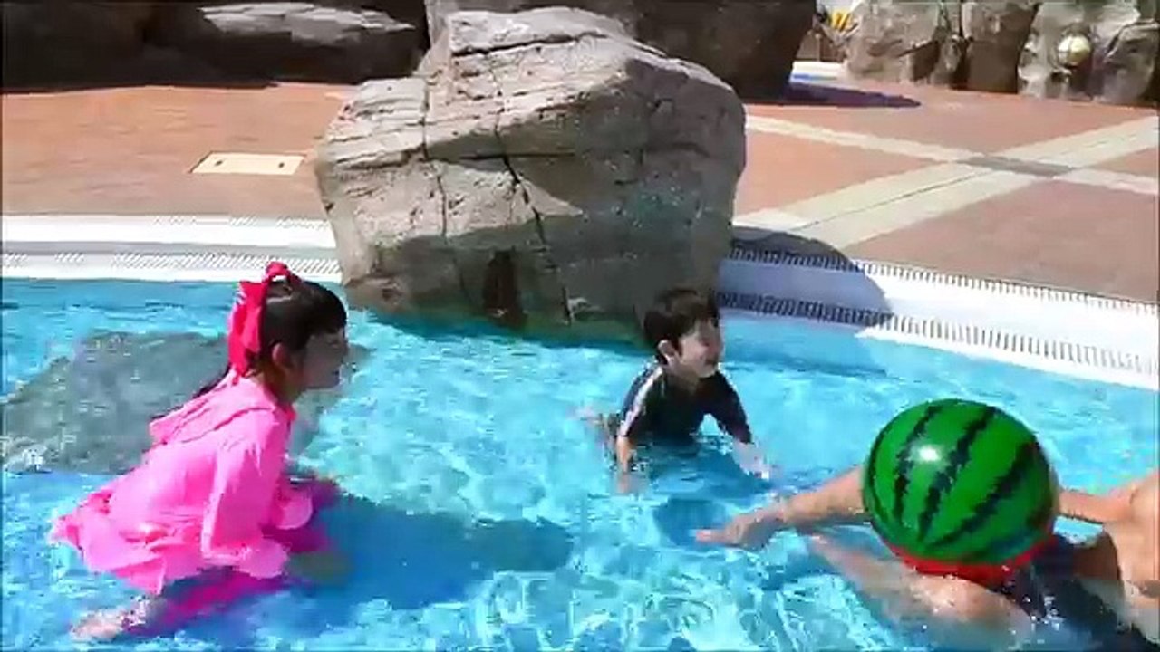 ★キッズプールで「すいかビーチボール」遊び！in ラグナシア★Play ball Kids pool★