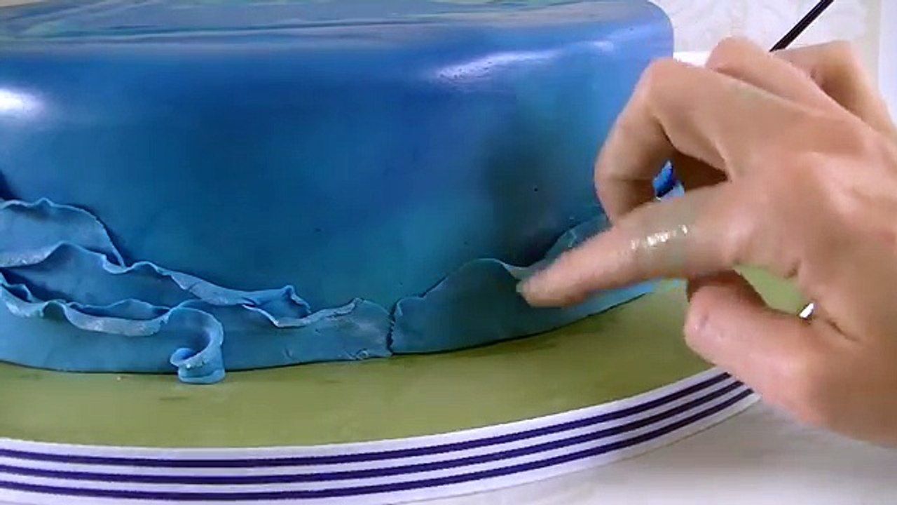 How to make a fondant wave effect on a cake How To Tutorial