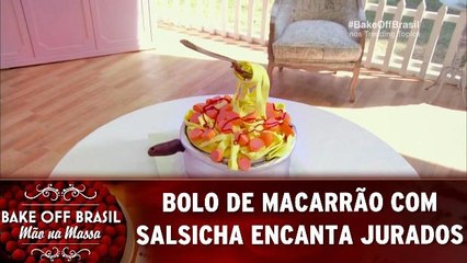 Bolo de macarrão com salsicha encanta jurados