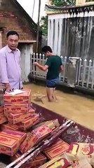 Không thể nhịn cười với chàng trai dắt cá đi dạo ngày mưa lũ