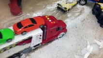 Oyuncak arabalar karda zincirleme kaza yaptı | Oyuncak araba videoları