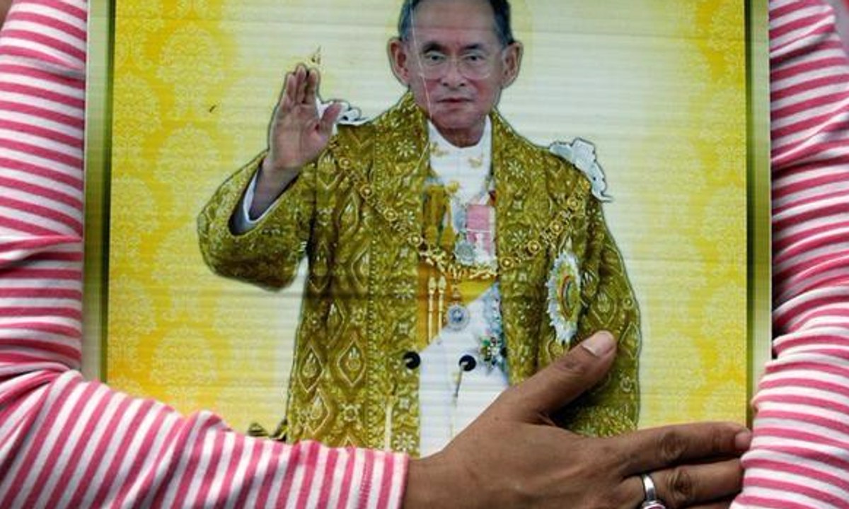 Setahun Raja Thailand Wafat, Biksu Dibagikan Pakaian