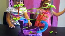 Tobogán de sorpresas de Polly Pocket - Zip Line Adventure Pool