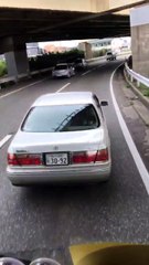 8号線を走っていると前方のクラウンが危険運転