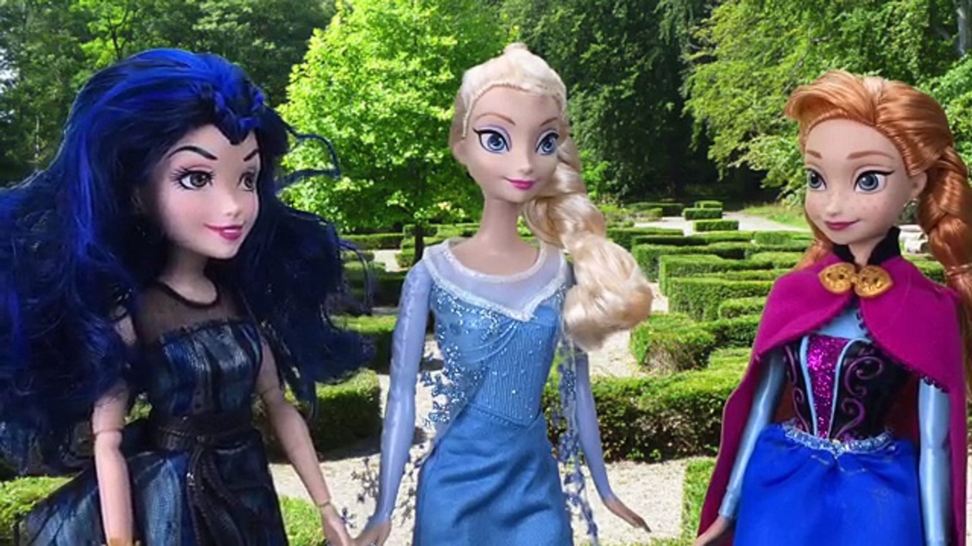 Mal and Evie Descendants Dolls BABYSIT Part 1 Frozen Princess Baby Anna  Disney Toy Review Carlos Ben 