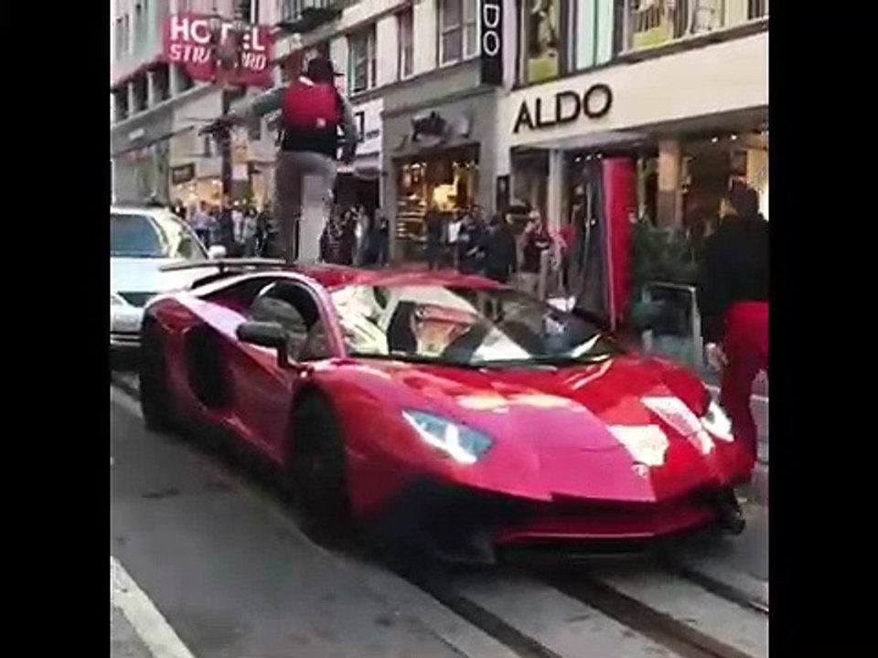 Il court sur une Lamborghini en pleine rue... Mais il va vite le regretter ! (vidéo)