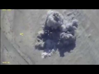 Télécharger la video: Russian forces target large column of ISIS terrorists heading for Deir ez-Zor, Syria – MoD