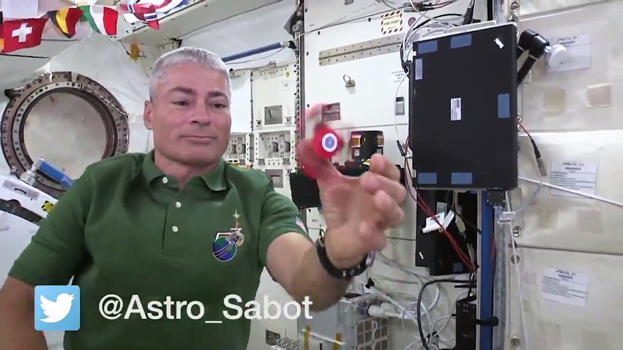 Des astronautes s'amusent avec un handspinner en apesanteur et le résultat est hypnotique