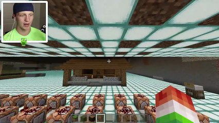 THIS MINECRAFT HOUSE BUILDS ITSELF!?