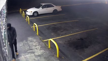 4 segundos de asalto: atracador armado sale corriendo despavorido