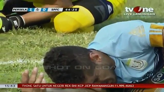 Choirul Huda Meninggal - Ini Video Detik-detik Sang Kiper Persela Lamongan Bertabrakan