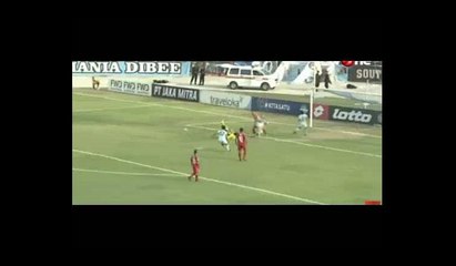 Rakip oyuncu ile çarpışan Persela kalecisi Choirul Huda hayatını kaybetti