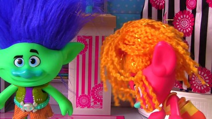 Dreamworks Trolls Movie Poppy Loses Her Tooth and Goes to the Dentist
