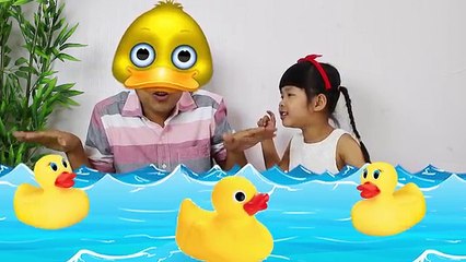 TRÒ CHƠI ĐỒ ĂN BÍ MẬT – BỐ BÉ BÚN BIẾN THÀNH CON VỊT VÀ ĂN KẸO CHÂN DÀI ♥ Creative Kids♥