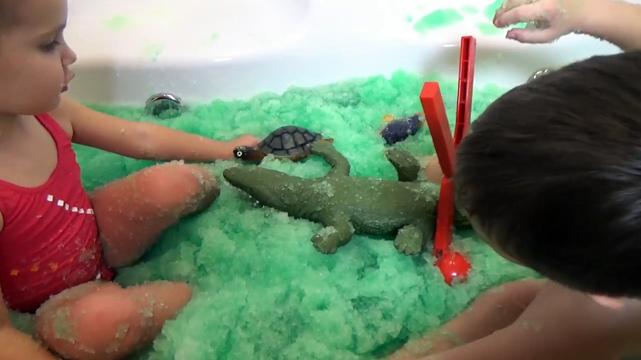 Зеленая желейная ванная растим снег в ванной ищем сюрпризы Снежколепом Squishy Gelli Baff with toys