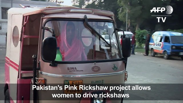 Women at the wheel of pink rickshaws set exemple in Lahore