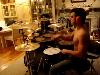 Dans son salon ce batteur joue en lançant ses baguettes !