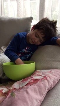 Ce gamin mange en dormant !! même quand on enlève l'assiette...
