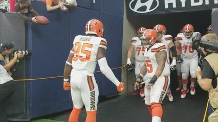 David Njoku hypes up the Browns before game vs. Texans