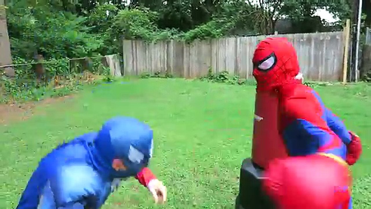 Dondurulmuş Elsa ve Örümcek Adam Joker Muz Savaşı !! / Pembe Spidergirl, Ironman Kedi Kadın,