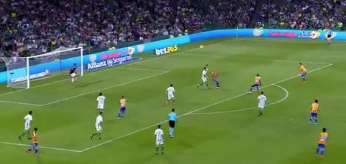 Gonçalo Guedes marca o golo do ano em Espanha
