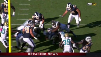 Goff fields bad snap, shovels to Everett for TD
