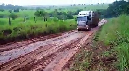 Caminhão Iveco Boiadeiro passando no Atoleiro