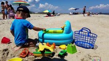 Maxim Çocuk eğlenceli yıkanmak için küçük bir havuzda oynamak oyuncaklar Atlantik Okyanusu