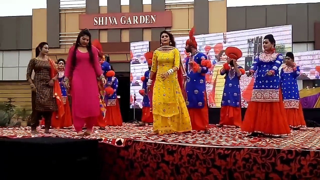 Tanu Brar Group Dance __ Indian Wedding Orchestra by Hot Girls