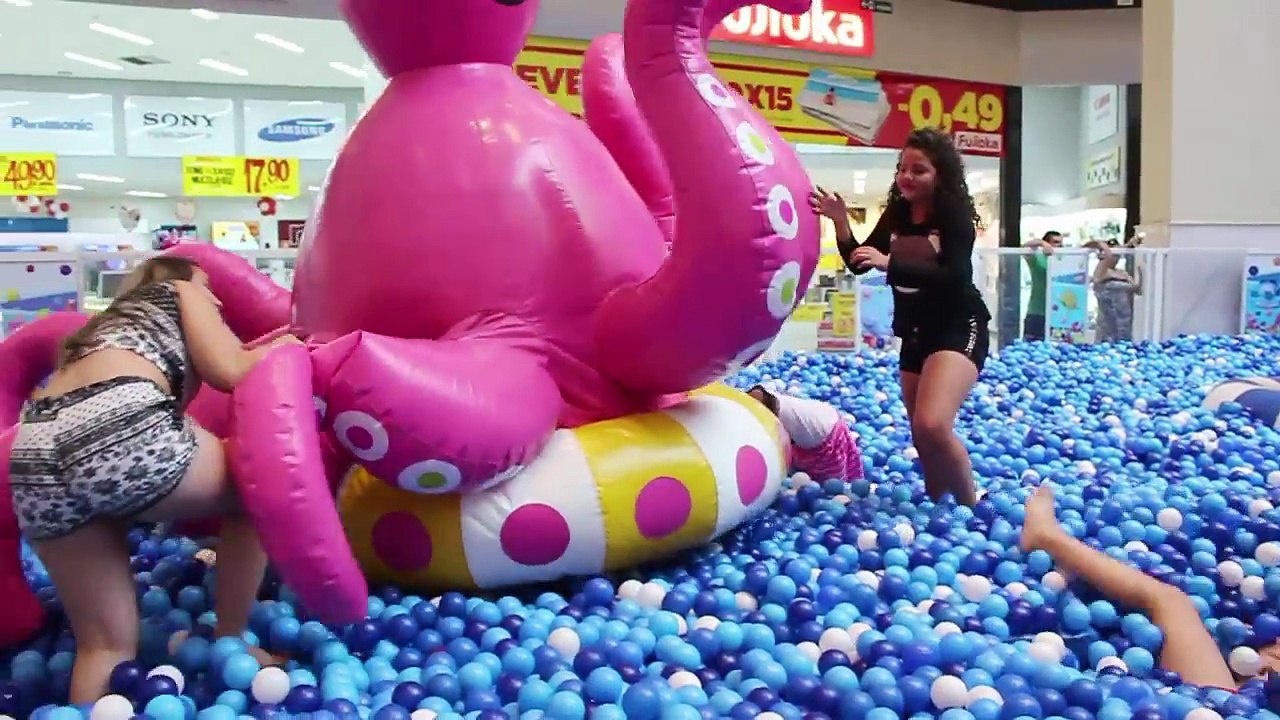 A Sarah foi brincar na piscina de bolinhas E PASSOU MAL! OLHA SÓ NO QUE DEU!