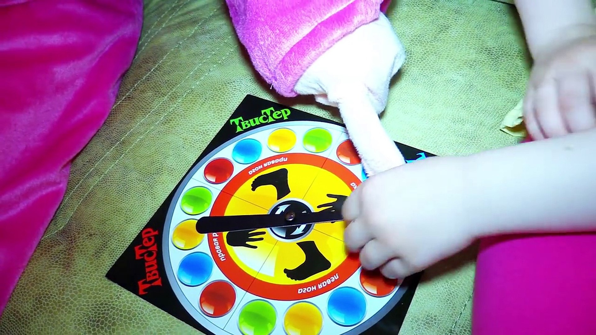 ⁣Челлендж Играем с Машей в игру Твистер Халк против Спайдермена TWISTER CHALLENGE