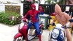 Hombre araña vs Bebé Enojado carrera de moto! hombre araña y elsa de frozen