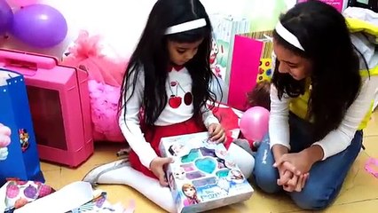 نور و نادين و فتح هدايا عيد الميلاد Opening 5th birthday presents