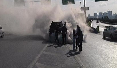 TEM'de zor anlar... Bir anda dumanlar içinde kaldı