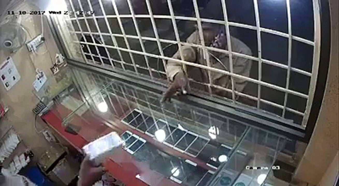 کراچی گلشن حدید میں تمام تر حفاظتی انتظامات کے باوجود ہونے والی ڈکیتی کی سی سی ٹی وی فوٹیج دیکھیں۔