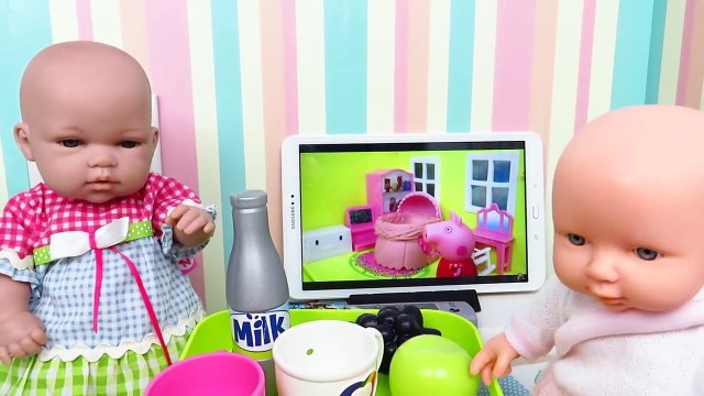 Tarde de cine y palomitas con las muñecas bebés Lucía y Ana Mundo Juguetes en español