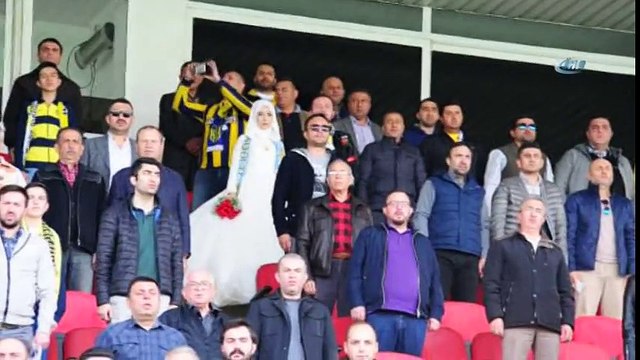 Fanatik Damat Gelini Alıp Düğün Öncesi Maç İzledi