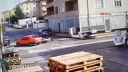 Motosiklet ile Otomobilin Çarpışma Anı Güvenlik Kamerasında