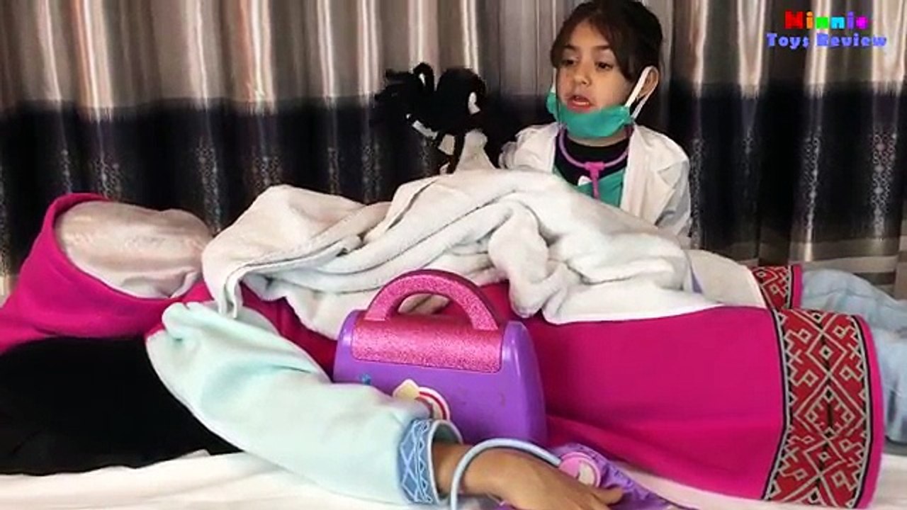 DOC MCSTUFFINS Give Masha & Bear SURGERY IRL Operation Prank GIANT Spider Tiger Sour Warheads Toy