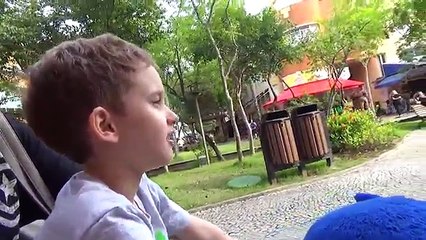 Paulinho e Toquinho no Carrinho de Pelúcia, Bolinhas Pokemon e Lanche no Mcdonalds com a Familia