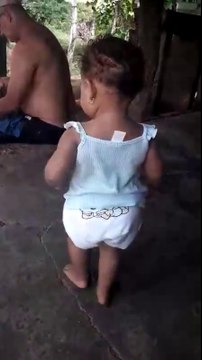 Ce bébé a le rythme dans la peau et danse tellement bien