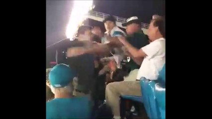 Ce supporter demande à un autre de s'asseoir et fini KO le nez cassé...