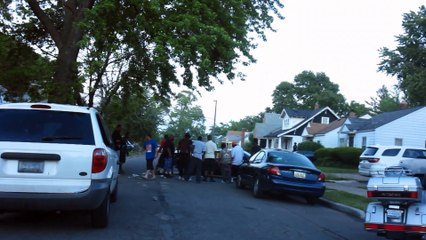 DETROITERS REMOVE OVERTURNED CAR BEFORE POLICE ARRIVE