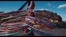 Hula Hoop avec 180 cerceaux autour d'elle !! Record du monde