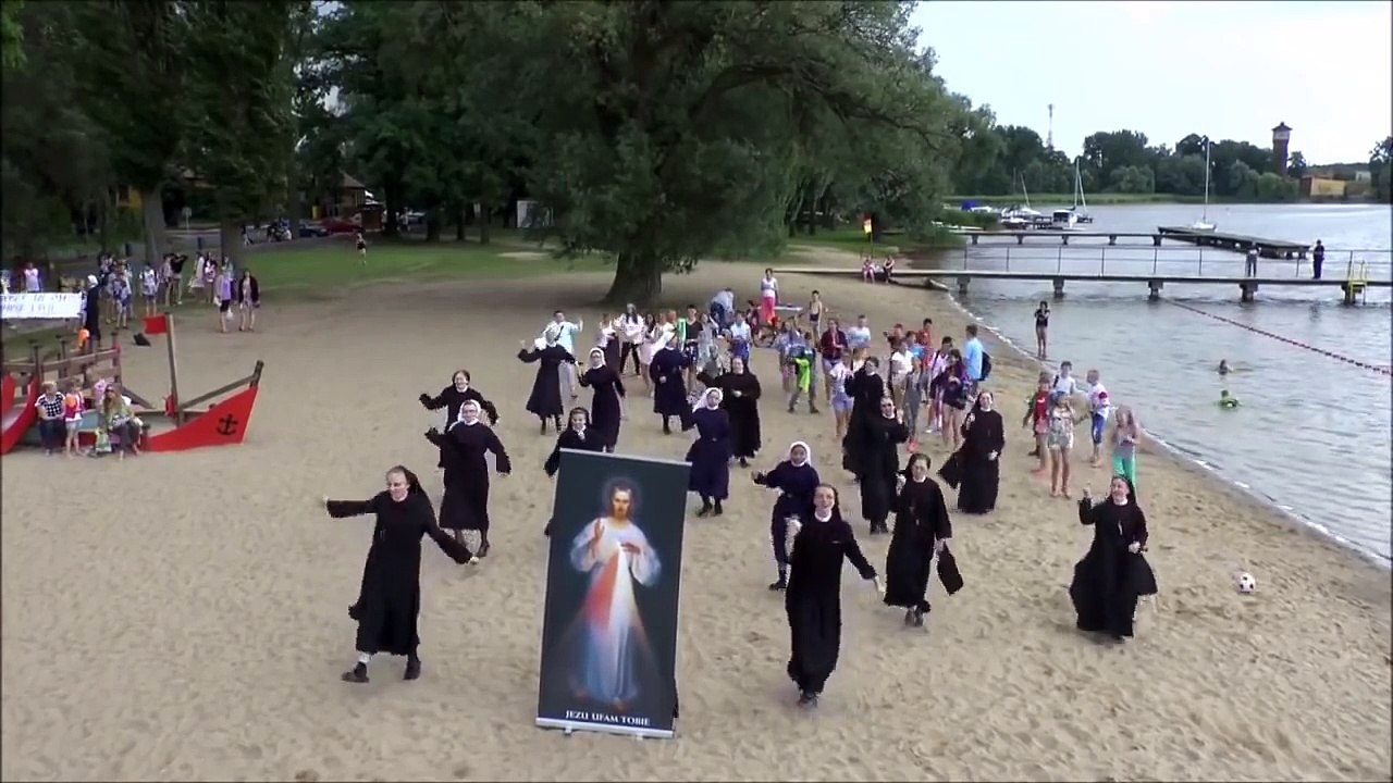 Bonnes soeurs dansant sur de la techno.. quand tu change la musique d'une vidéo LOL