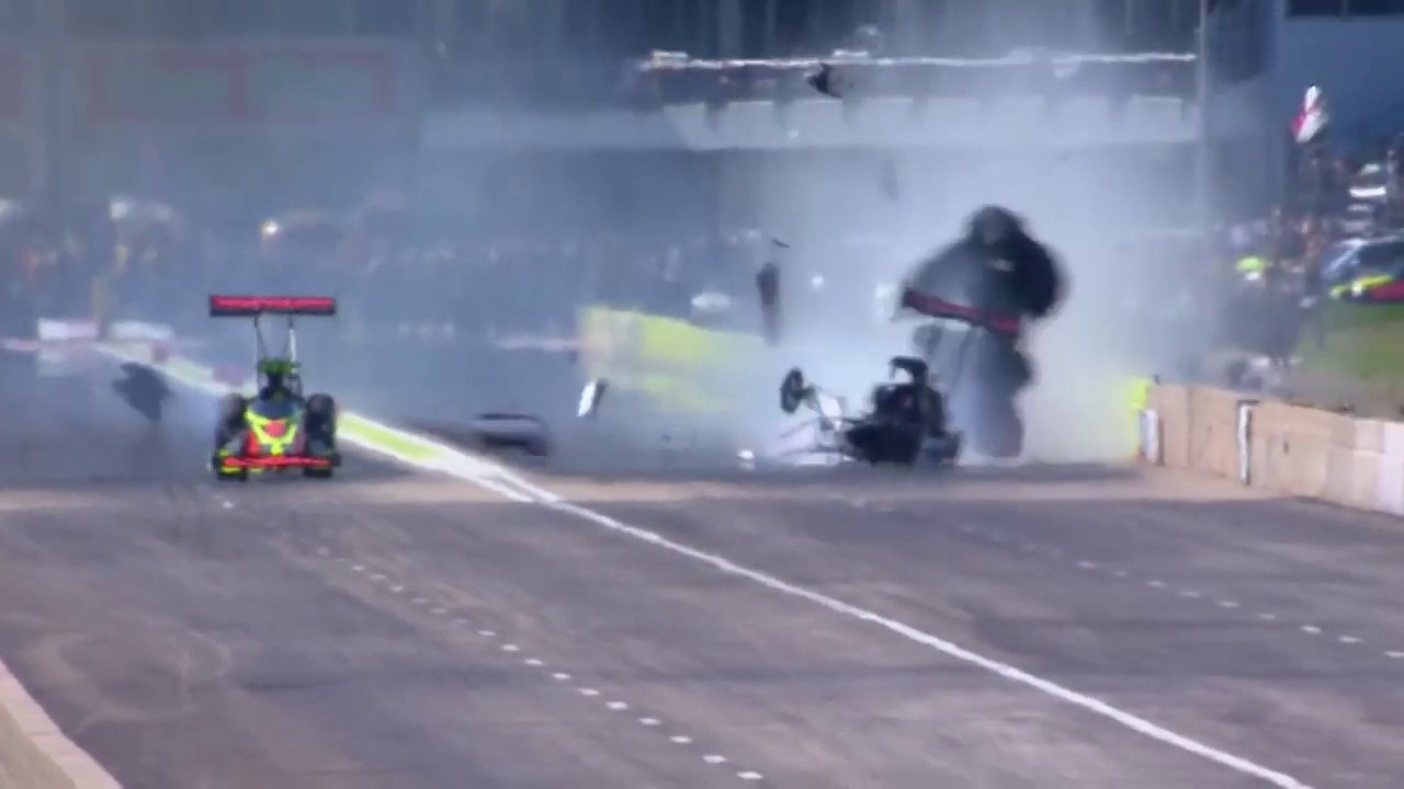 Enorme collision d'un Dragster en pleine course de vitesse !