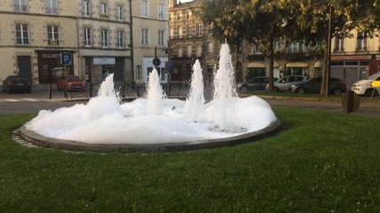 Bain moussant à la fontaine de la place Desmeulles