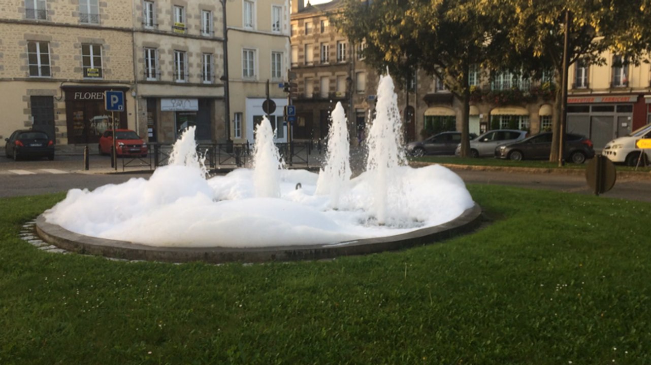 Bain moussant à la fontaine de la place Desmeulles