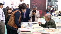 Eskişehir Yılmaz Büyükerşen Okurlarına 'Zamanı Durduran Saat'i İmzaladı
